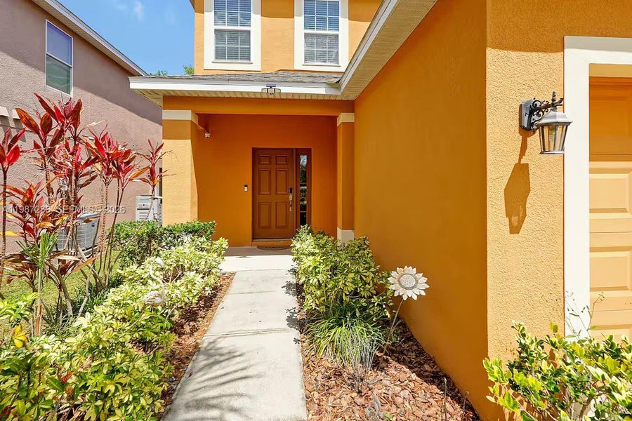 Exterior details and patio area of a home in , Kissimmee (Image 3).