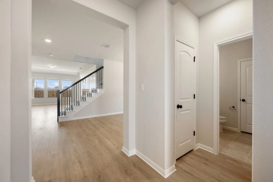 Spacious, unfurnished interior of a new home in Willow Springs, Buda (Image 23).