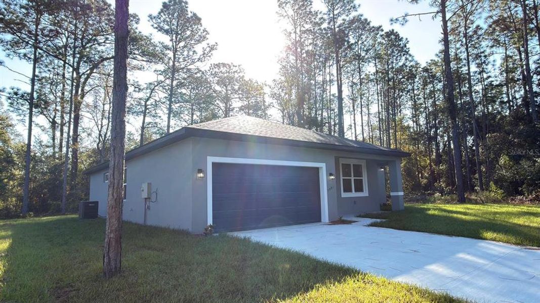 Exterior details and patio area of a home in , Citrus Springs (Image 4).