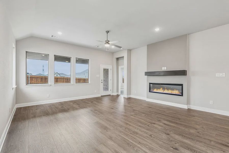Spacious, unfurnished interior of a new home in Summer Crest, Fort Worth (Image 19).