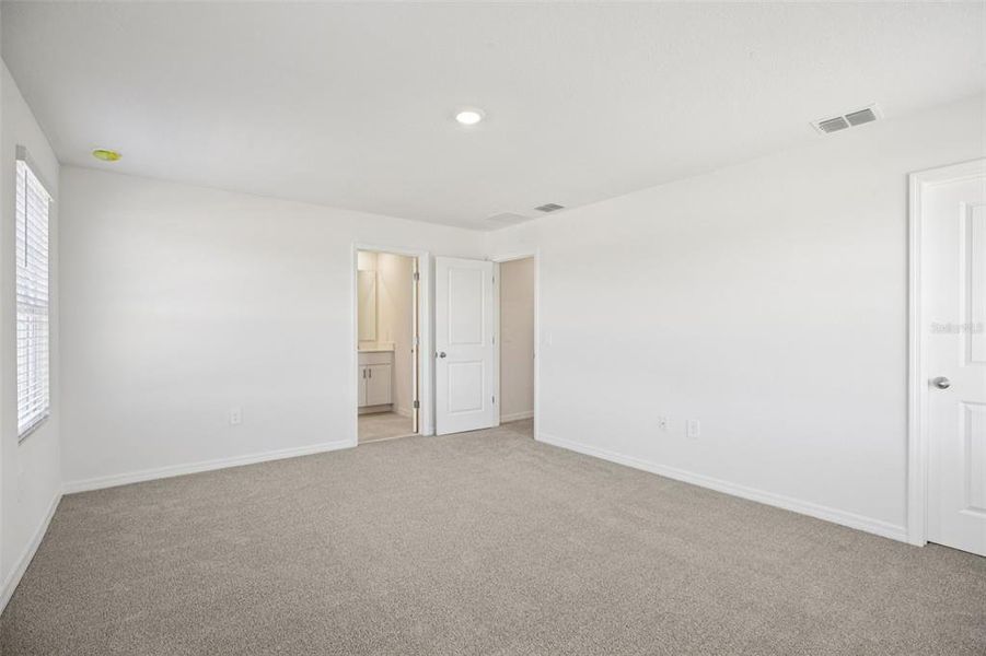 Spacious, unfurnished interior of a new home in , Lady Lake (Image 33).