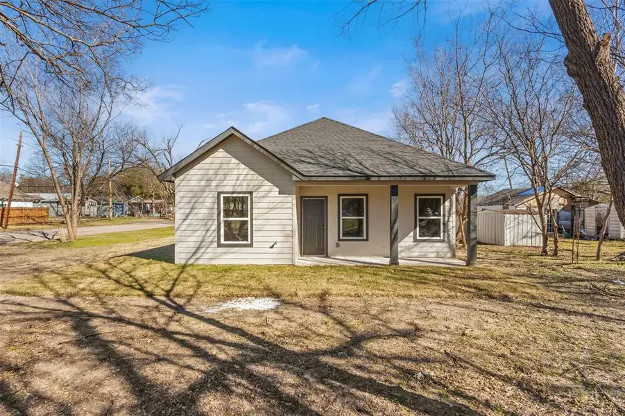 Exterior details and patio area of a home in , Corsicana (Image 4).