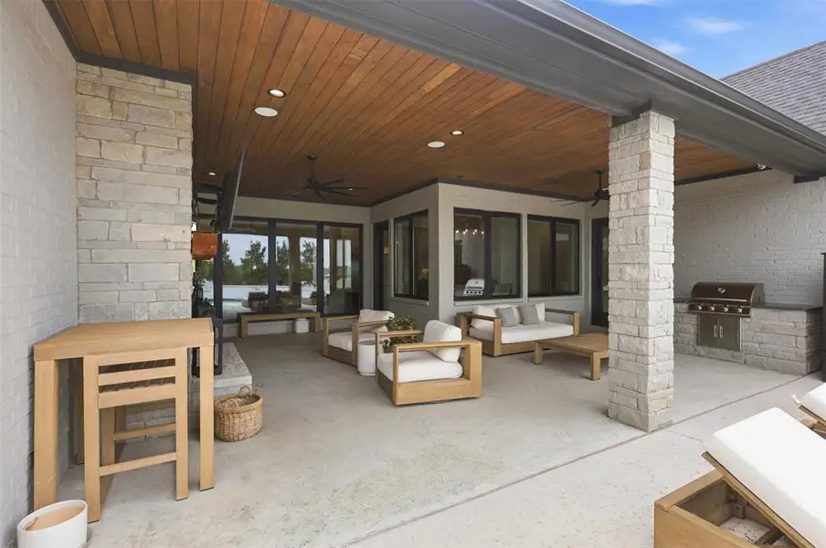 Built In Gas Grill and Plenty of Space