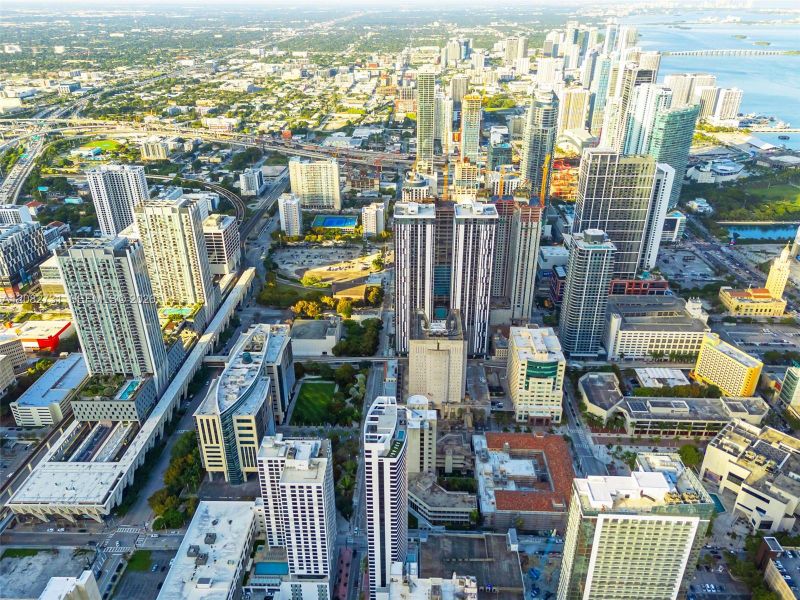 Condo located in Miami, FL showcasing its design and architecture (Image 35).