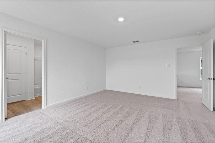 Spacious, unfurnished interior of a new home in , Maxwell (Image 6).