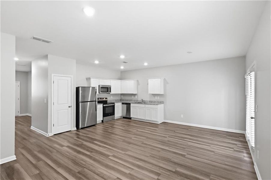 Spacious, unfurnished interior of a new home in , Atlanta (Image 11).