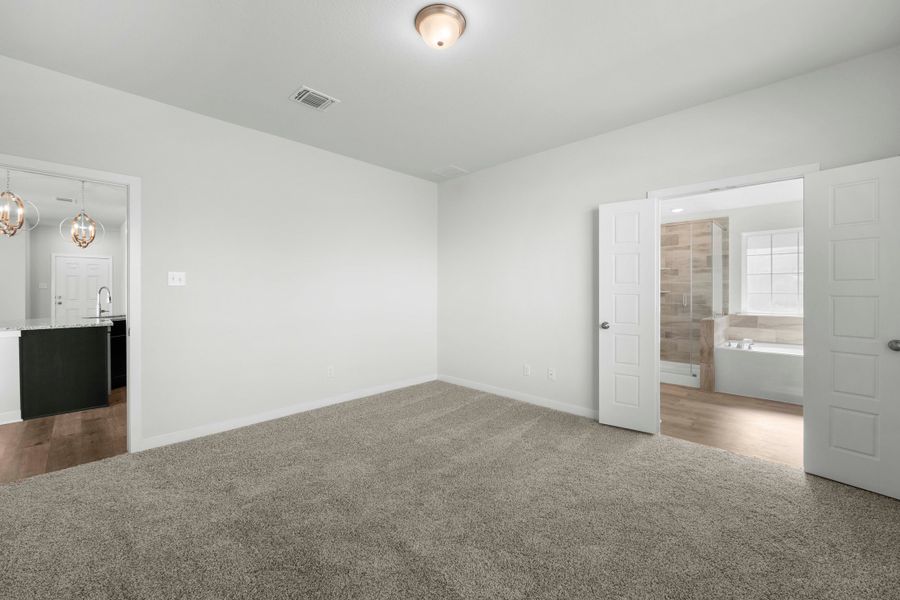 Spacious, unfurnished interior of a new home in South Fork, Waco (Image 10).