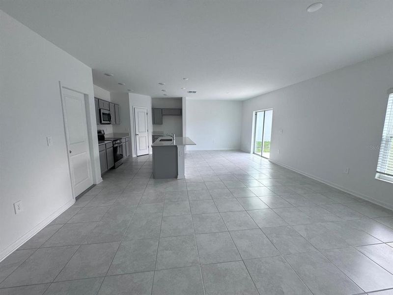 Spacious, unfurnished interior of a new home in Peace Creek Reserve, Winter Haven (Image 12).