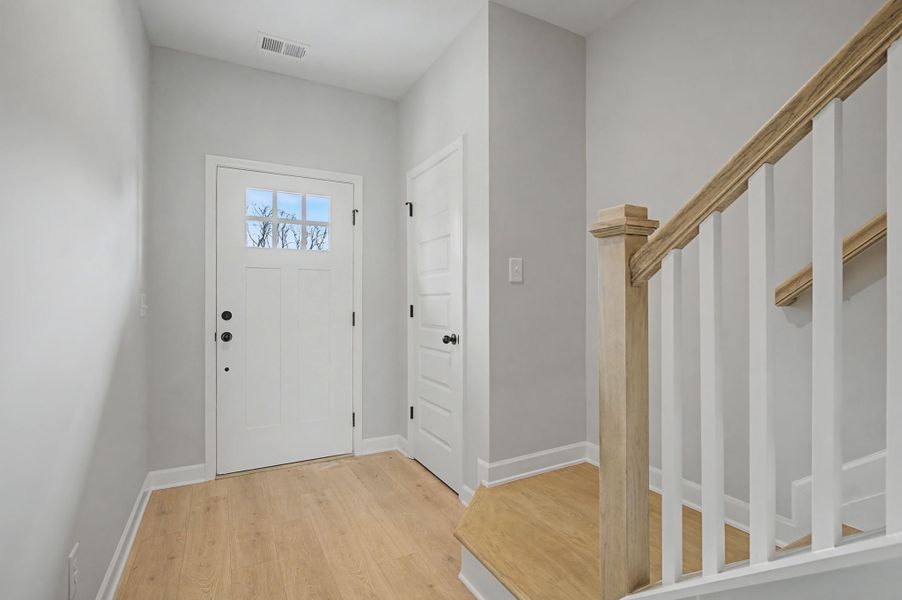 Spacious, unfurnished interior of a new home in Oxford Station, Gallatin (Image 27).