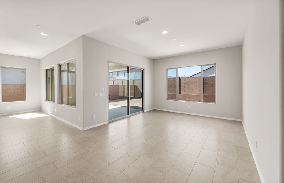 Spacious, unfurnished interior of a new home in Artisan at Asante, Surprise (Image 20).