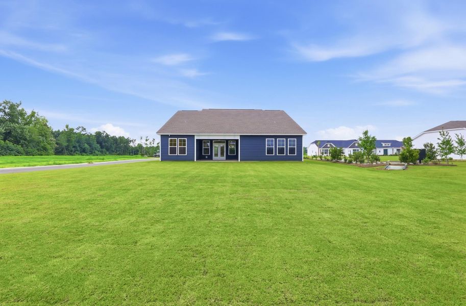 Exterior details and patio area of a home in Edgefield, Loris (Image 3).
