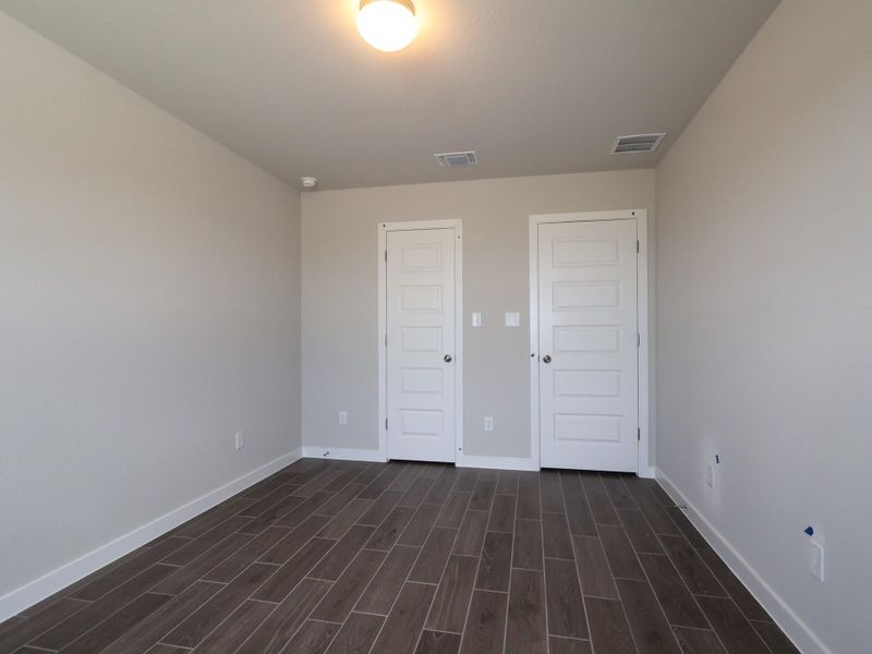Spacious, unfurnished interior of a new home in Willow Springs, Buda (Image 8).
