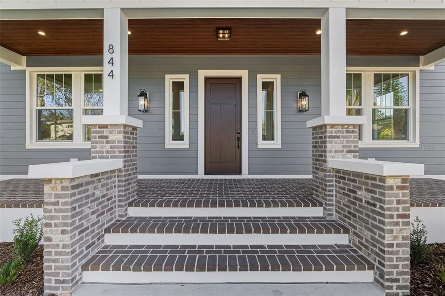 Exterior details and patio area of a home in , St. Petersburg (Image 4).