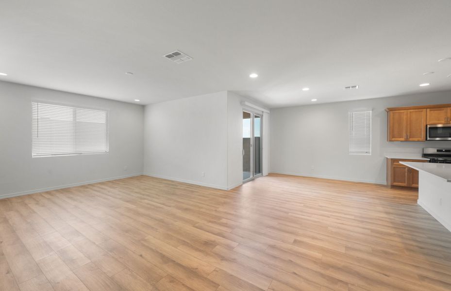 Spacious, unfurnished interior of a new home in Alamar, Avondale (Image 19). Spacious, unfurnished interior of a new home in Alamar, Avondale (Image 19).