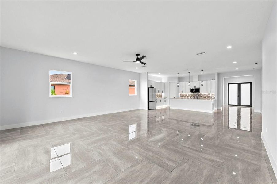 Spacious, unfurnished interior of a new home in , Palmetto (Image 24).