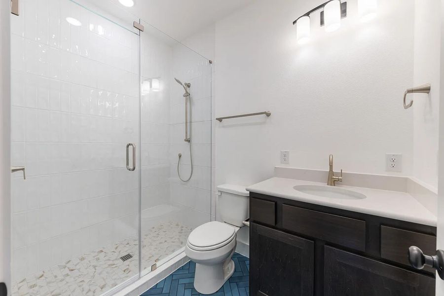 Lynmar II E Bathroom 3