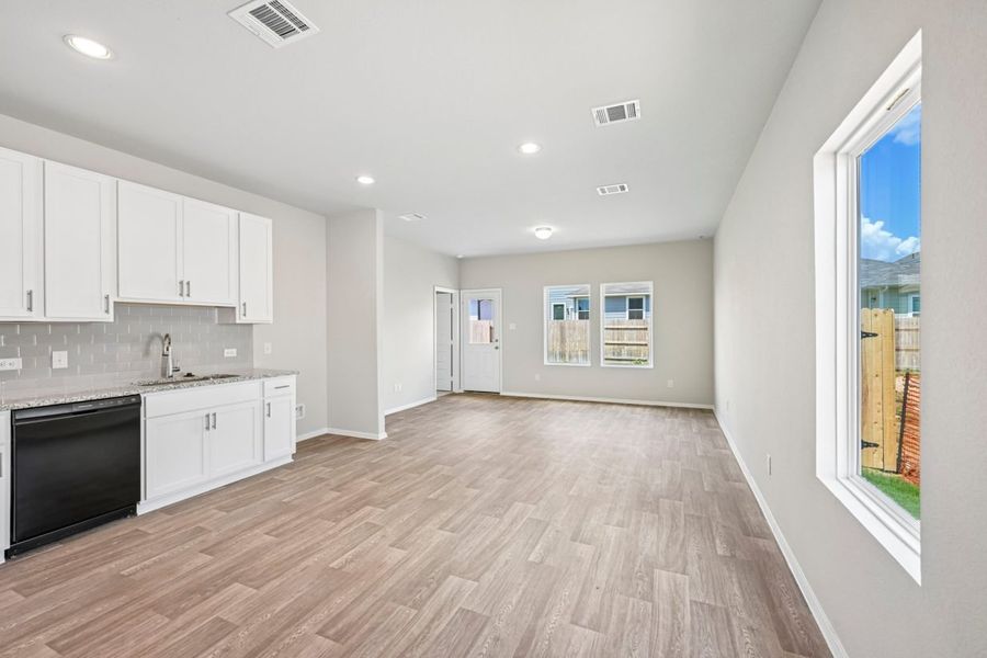 Spacious, unfurnished interior of a new home in Cascade, Liberty Hill (Image 14).