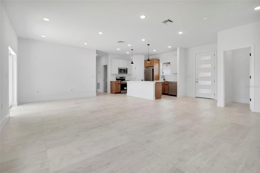 Spacious, unfurnished interior of a new home in , Ocala (Image 12).