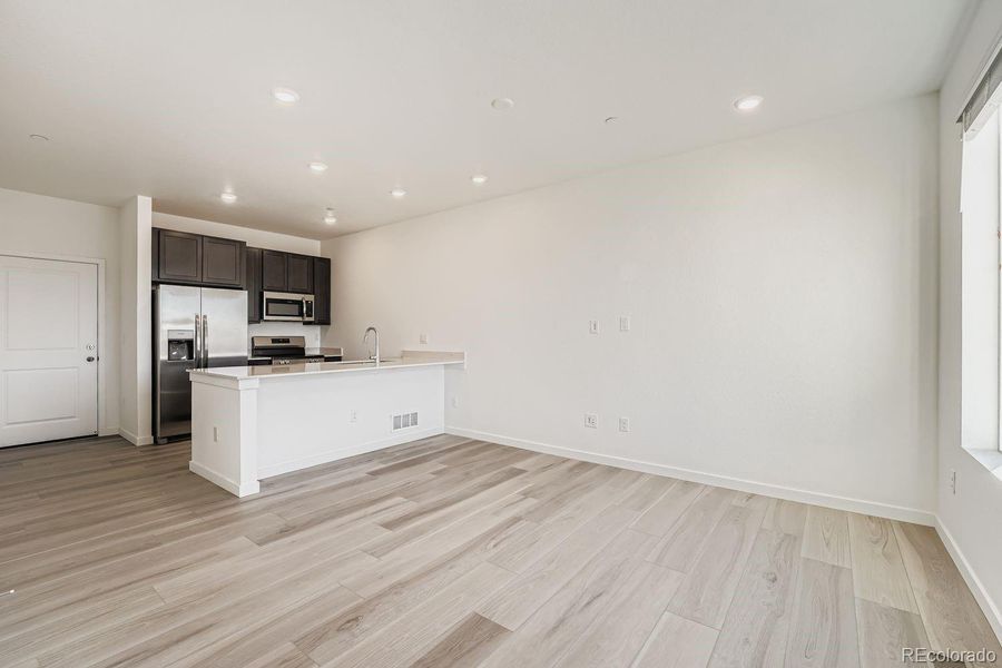Spacious, unfurnished interior of a new home in , Centennial (Image 10).
