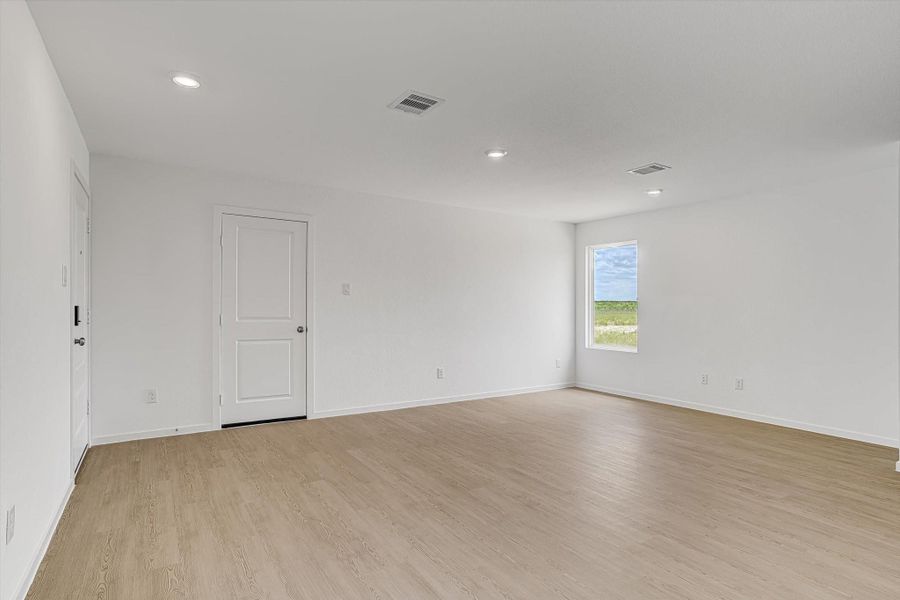 Spacious, unfurnished interior of a new home in Santa Fe Village, Cleveland (Image 15).