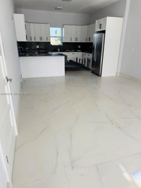 Spacious, unfurnished interior of a new home in , Sebring (Image 6).