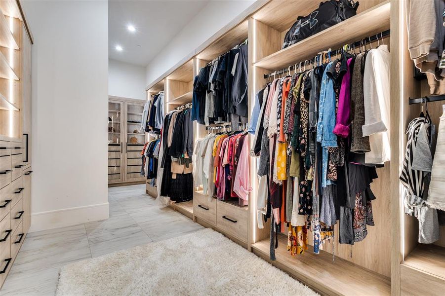 Walk in closet with light tile flooring