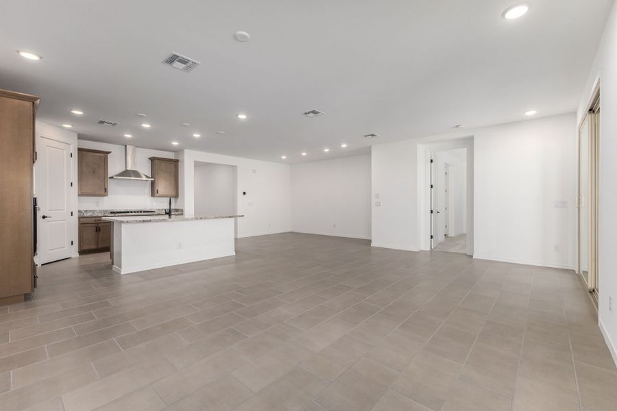 Spacious, unfurnished interior of a new home in Tyler Ranch, Buckeye (Image 9).
