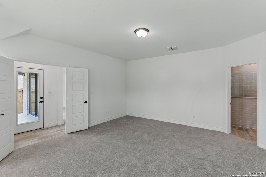 Spacious, unfurnished interior of a new home in Davis Ranch, San Antonio (Image 16). Spacious, unfurnished interior of a new home in Davis Ranch, San Antonio (Image 16).