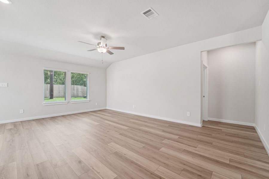 Spacious, unfurnished interior of a new home in Stewart's Ranch, Conroe (Image 21).