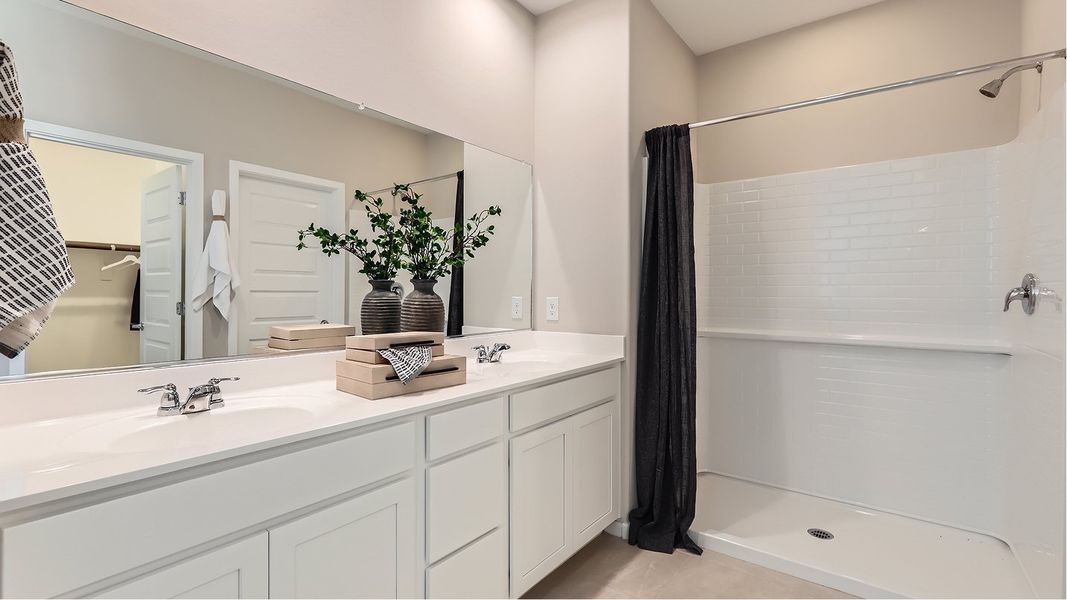 3560 Coronado Owners Bath 1of2 F1 Base6