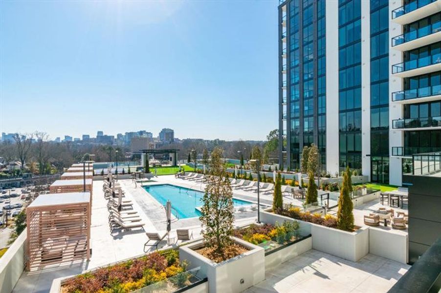 Condo located in Atlanta, GA showcasing its design and architecture (Image 2).