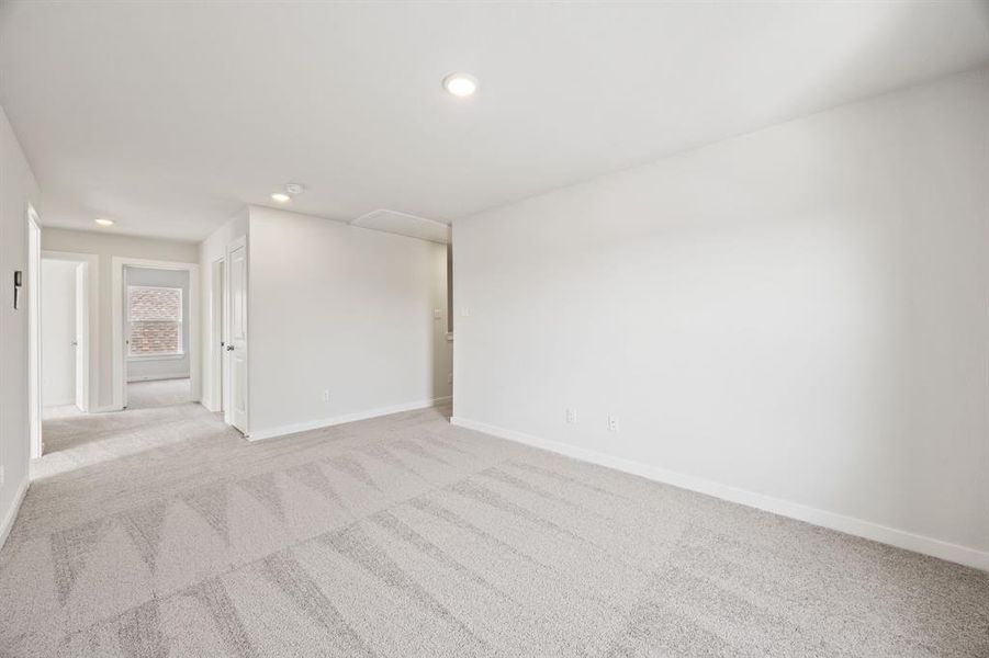 Spacious, unfurnished interior of a new home in Summerwood Estates, Red Oak (Image 17).