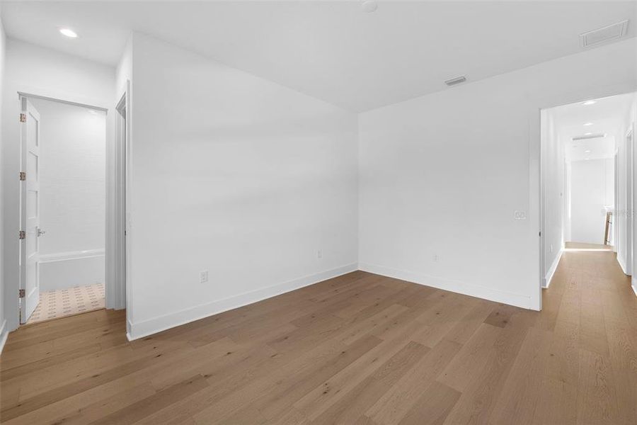 Spacious, unfurnished interior of a new home in , Tampa (Image 25).