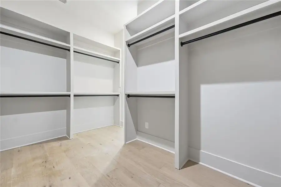 Spacious, unfurnished interior of a new home in , Gainesville (Image 25).