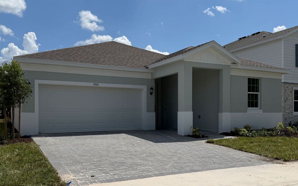 Beautiful Curb Appeal of a Central Florida Single-Family Home Beautiful Curb Appeal of a Central Florida Single-Family Home