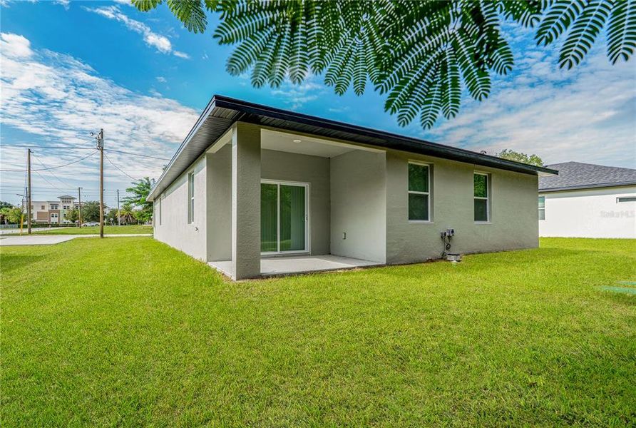 Exterior details and patio area of a home in , Apopka (Image 4).