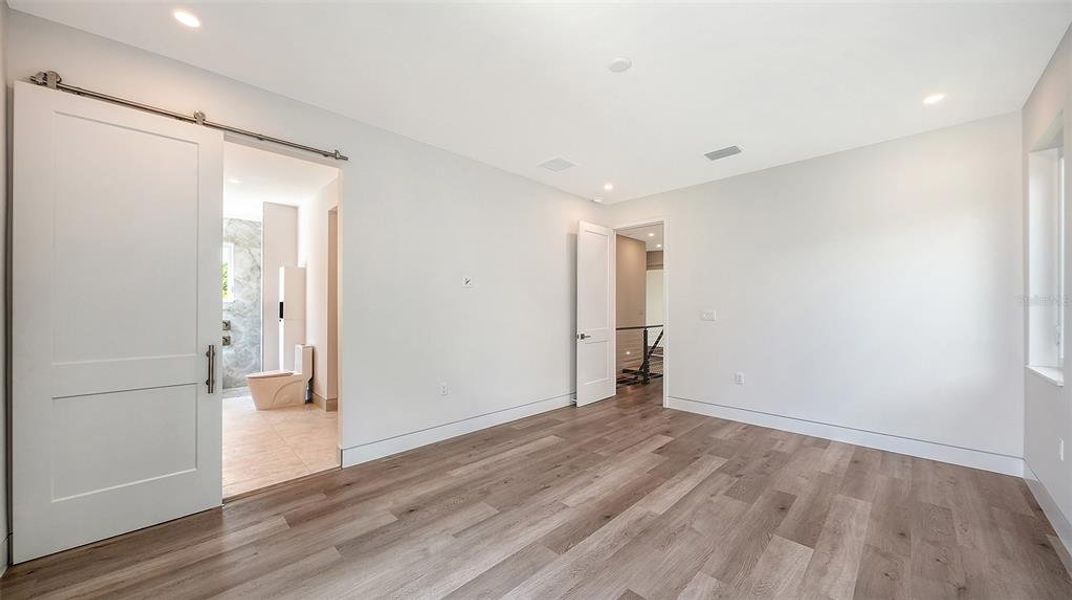 Spacious, unfurnished interior of a new home in , Sarasota (Image 46).