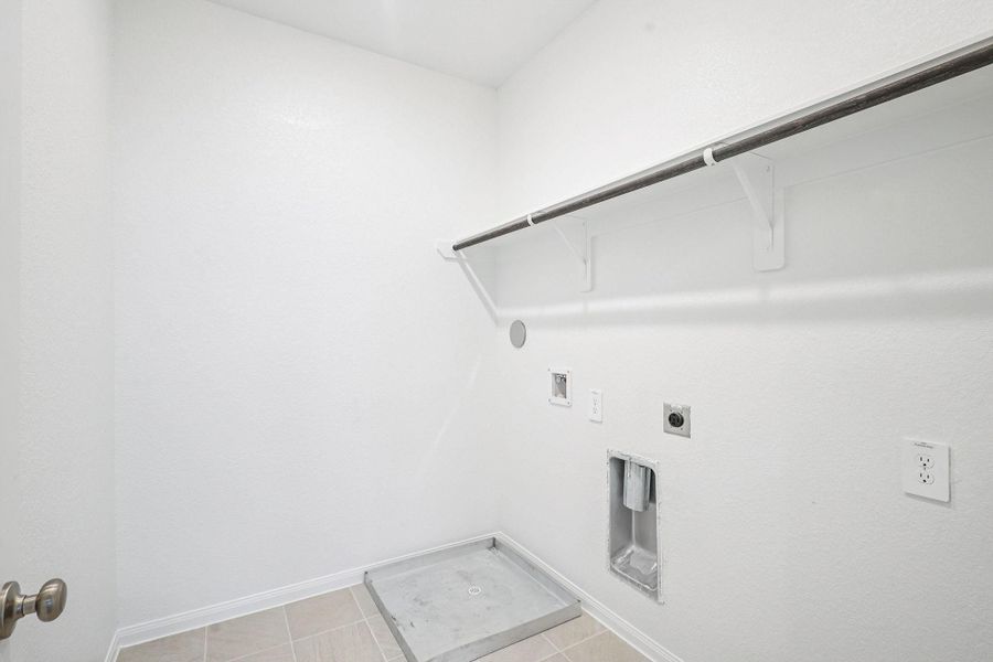 Spacious, unfurnished interior of a new home in Kemah Crossing - Luxe Series, Kemah (Image 21).