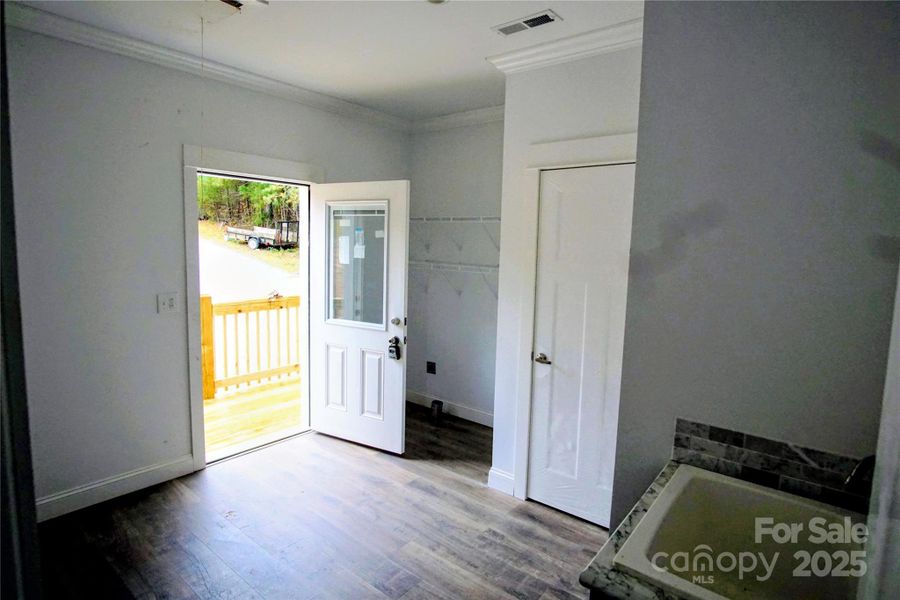 Large Utility Room with wash sink Large Utility Room with wash sink