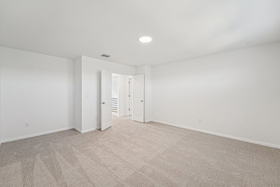 Spacious, unfurnished interior of a new home in Porter Country, Buda (Image 18).