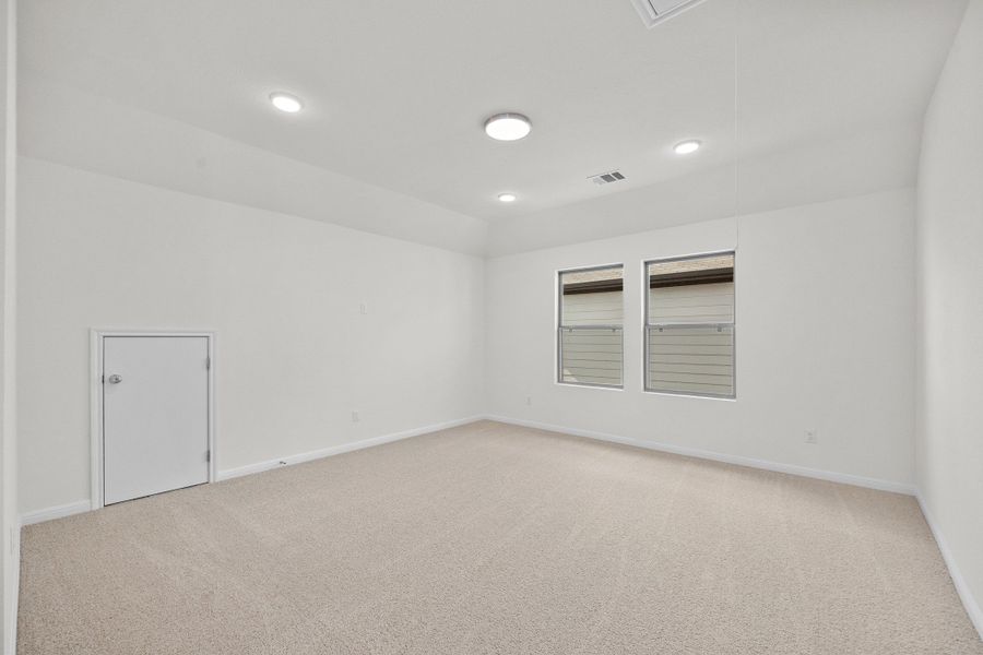 Spacious, unfurnished interior of a new home in Trinity Ranch, Elgin (Image 29).