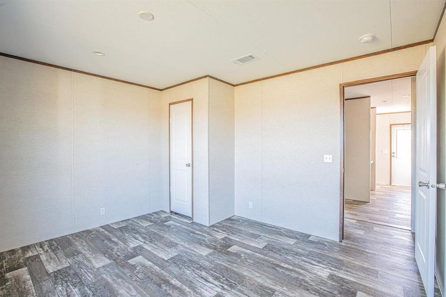 Spacious, unfurnished interior of a new home in , Bellevue (Image 30).