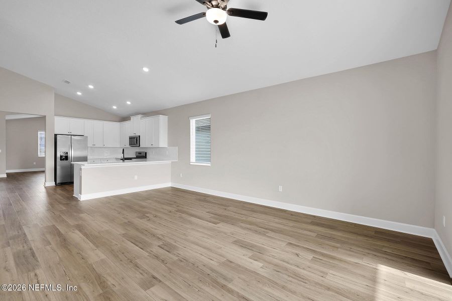 Spacious, unfurnished interior of a new home in Jennings Farm, Middleburg (Image 20).