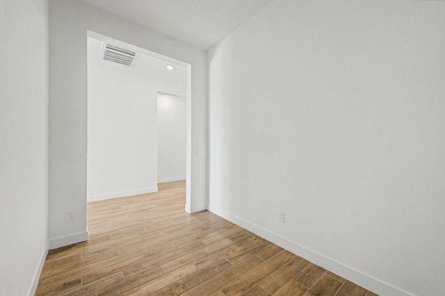 Spacious, unfurnished interior of a new home in Frontera, Surprise (Image 12).