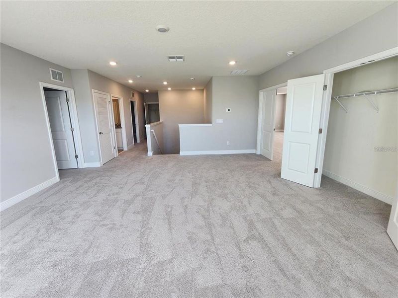 Spacious, unfurnished interior of a new home in Woodcreek, Wesley Chapel (Image 17).