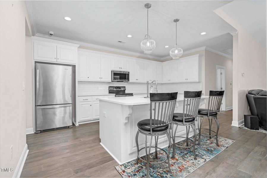 Quartz counters, abundant....