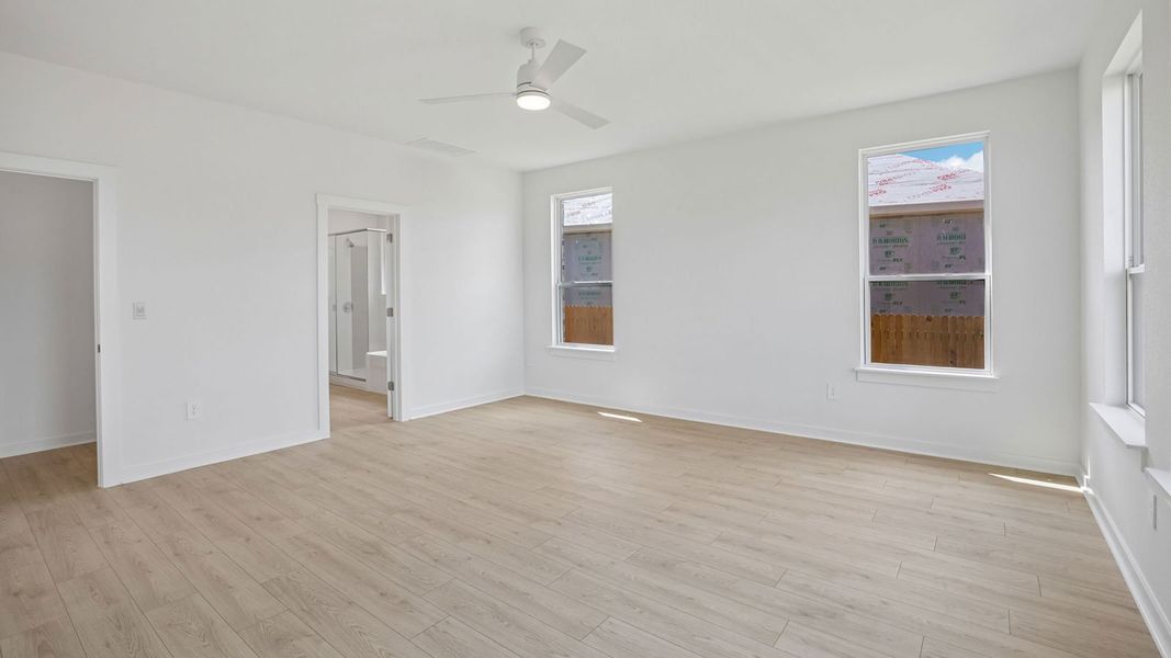 Spacious, unfurnished interior of a new home in Rosenbusch Ranch, Leander (Image 34).