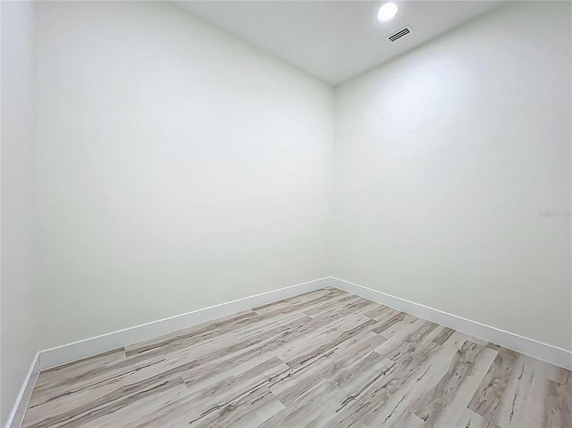 MASTER CLOSET ROOM MASTER CLOSET ROOM