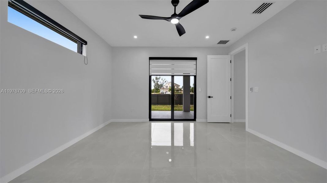 Spacious, unfurnished interior of a new home in , Cape Coral (Image 21).