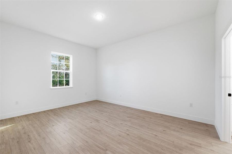 Spacious, unfurnished interior of a new home in , Dunnellon (Image 24).